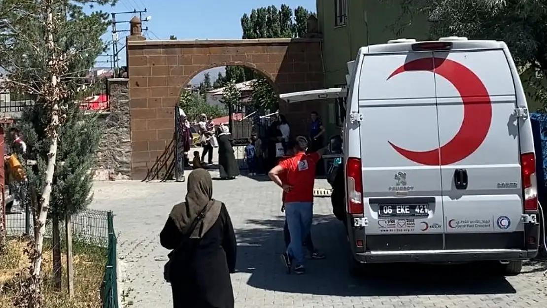 Doğubayazıt'ta mezarlık ziyaretçilerine Kızılay'dan limonata ikramı