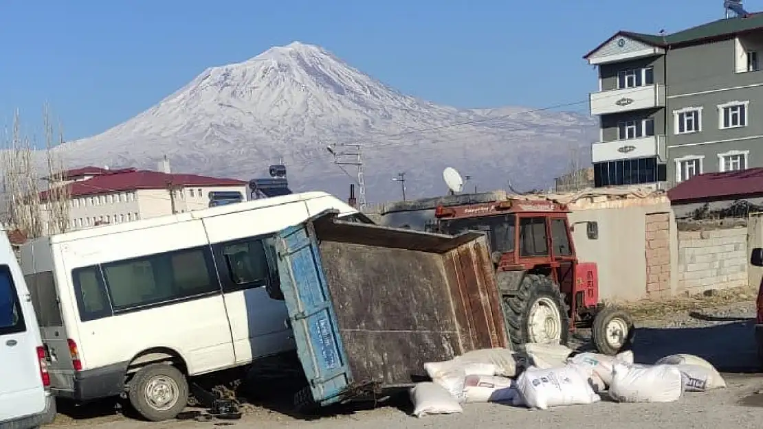 Doğubayazıt'ta minibüs ile traktör çarpıştı