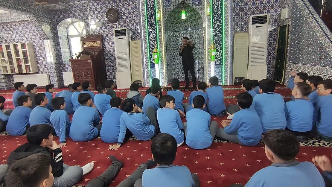 Doğubayazıt'ta öğrenciler değerlerini cami atmosferinde pekiştirdi