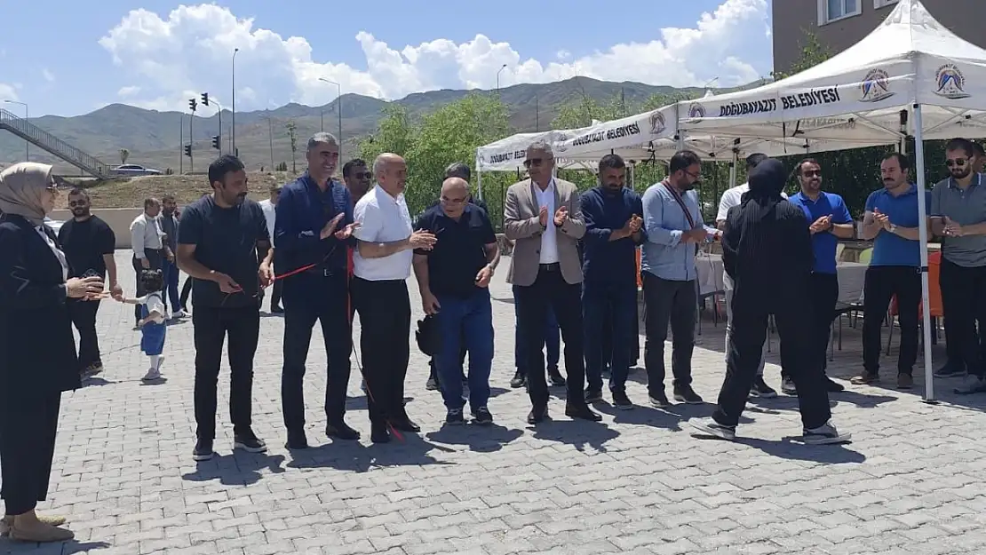 Doğubayazıt'ta öğrenciler yıl sonu eserleriyle sahnedeydi