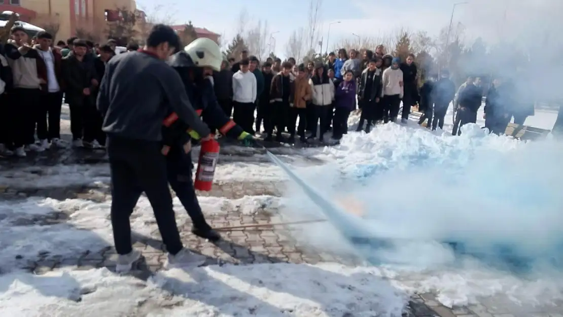 Doğubayazıt'ta öğrencilere yangın söndürme teknikleri gösterildi