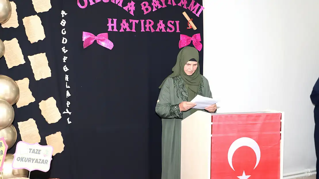 Doğubayazıt'ta okuma yazma öğrenen kursiyerler belgelerini aldı