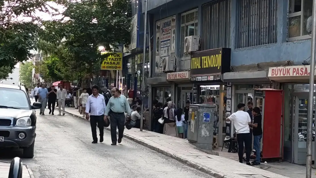 Doğubayazıt'ta pazar yoğunluğu çarşı ve pasajlara hareket getirdi