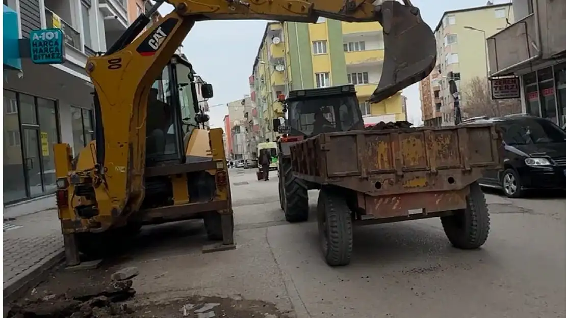 Doğubayazıt'ta soğuk asfalt ile kış çalışmaları sürüyor