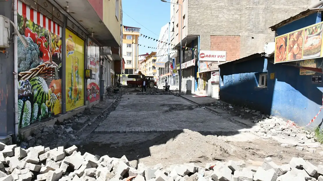 Doğubayazıt'ta Suat Sokak yol onarımı başladı