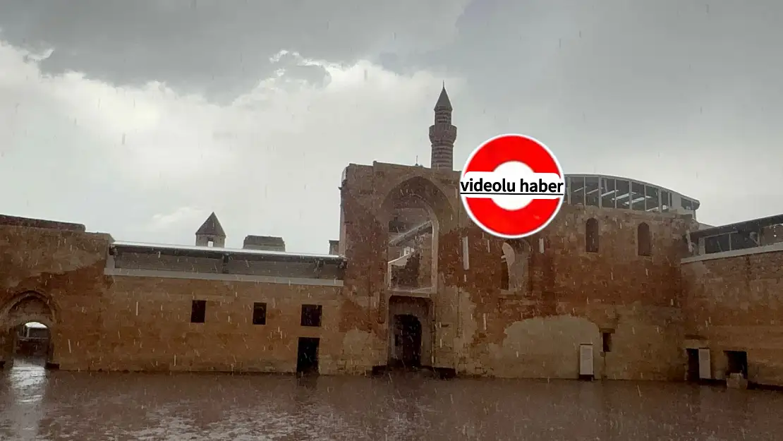 Doğubayazıt'ta tarihi saraya yağmur eşlik etti