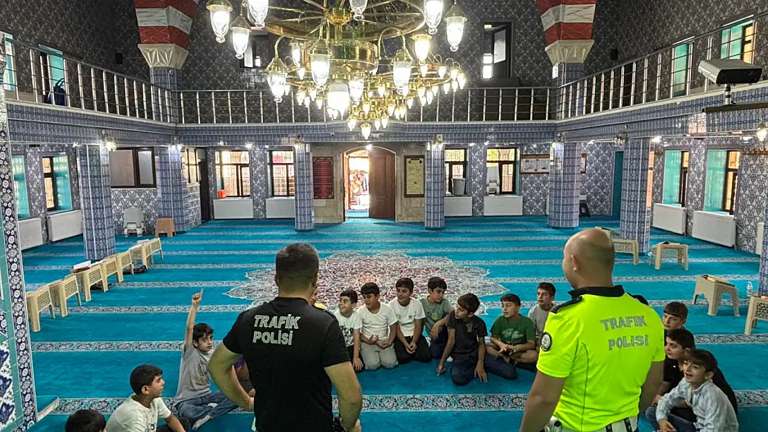 Doğubayazıt'ta trafik polisleri yaz kur'an kursu öğrencileriyle buluştu