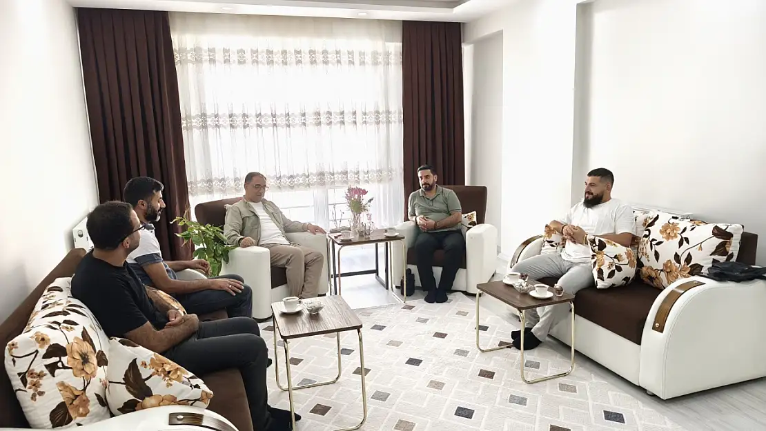 Doğubayazıt'ta umreden dönen din görevlisine anlamlı ziyaret