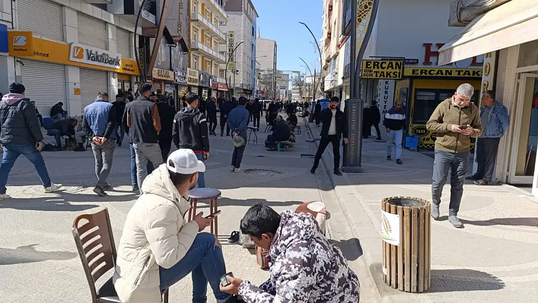 Doğubayazıt'ta uzun süren soğukların ardından güneşin keyfi çıkarıldı