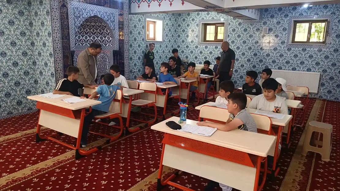 Doğubayazıt'ta yaz Kur'an kurslarında çocuklara temel dini bilgiler kazandırılıyor
