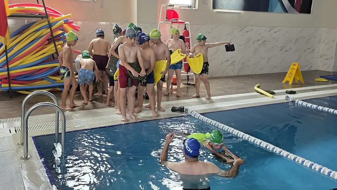 Doğubayazıt'ta yaz spor okullarında yüzme branşı büyük ilgi gördü