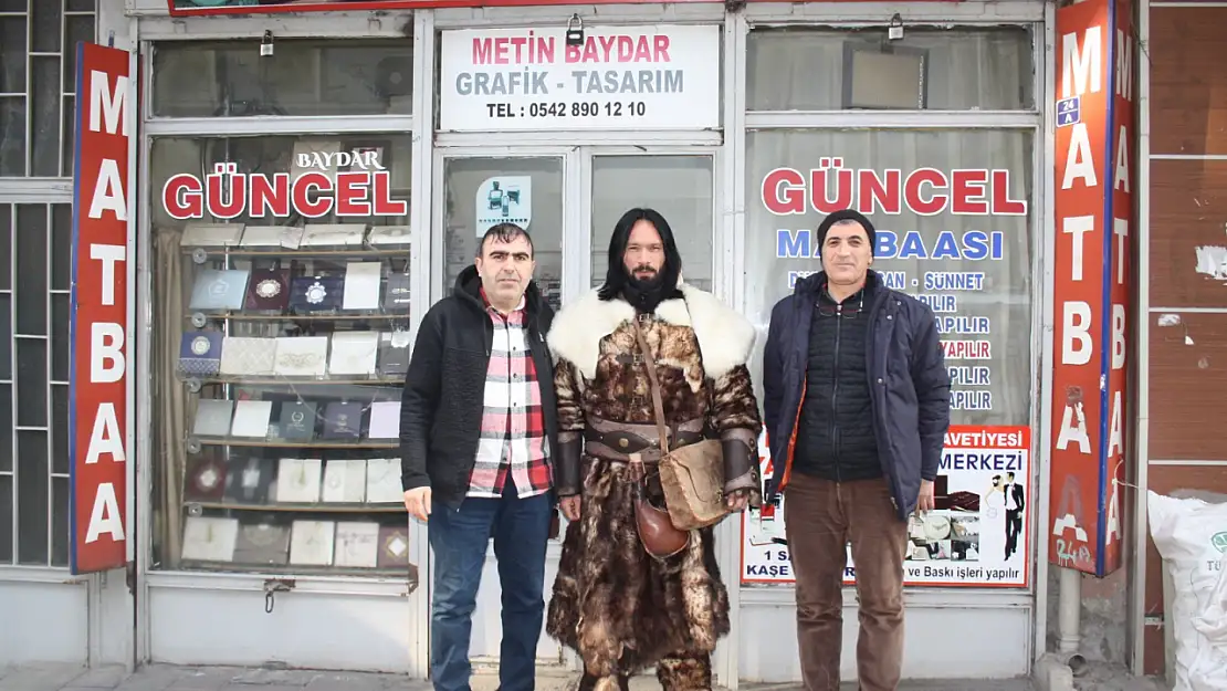 Doğubayazıt'ta 'Yerli John Wick' geleneksel kıyafetleriyle dikkat çekti