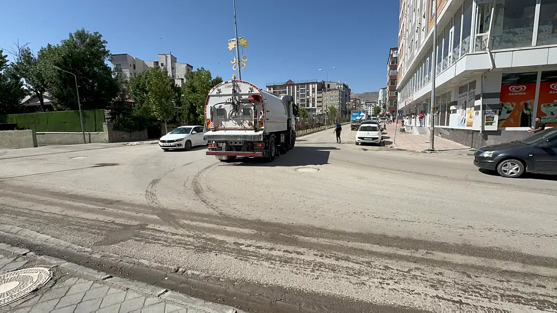 Doğubayazıt'ta yollar gece gündüz temizleniyor