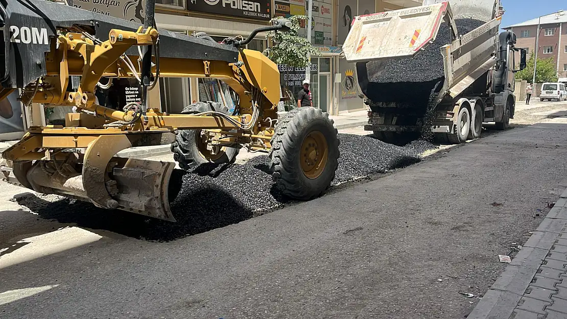 Doğubayazıt'ta yollar yenileniyor: Çalışmalar mahalle mahalle ilerliyor