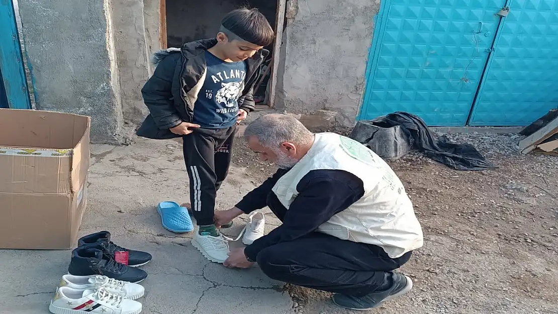 Doğubayazıt Umut Kervanı Derneği çocukları Ramazan Bayramı öncesi sevindirdi