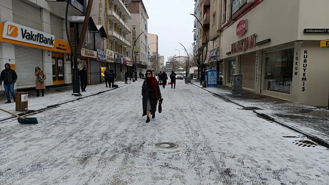 Doğubayazıt uzun bir aradan sonra beyaza büründü