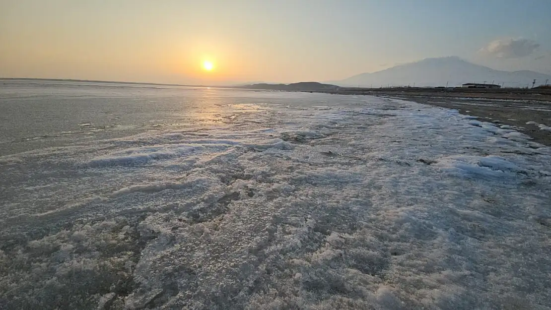 Donan Arin Gölü'nde gün batımı büyüledi