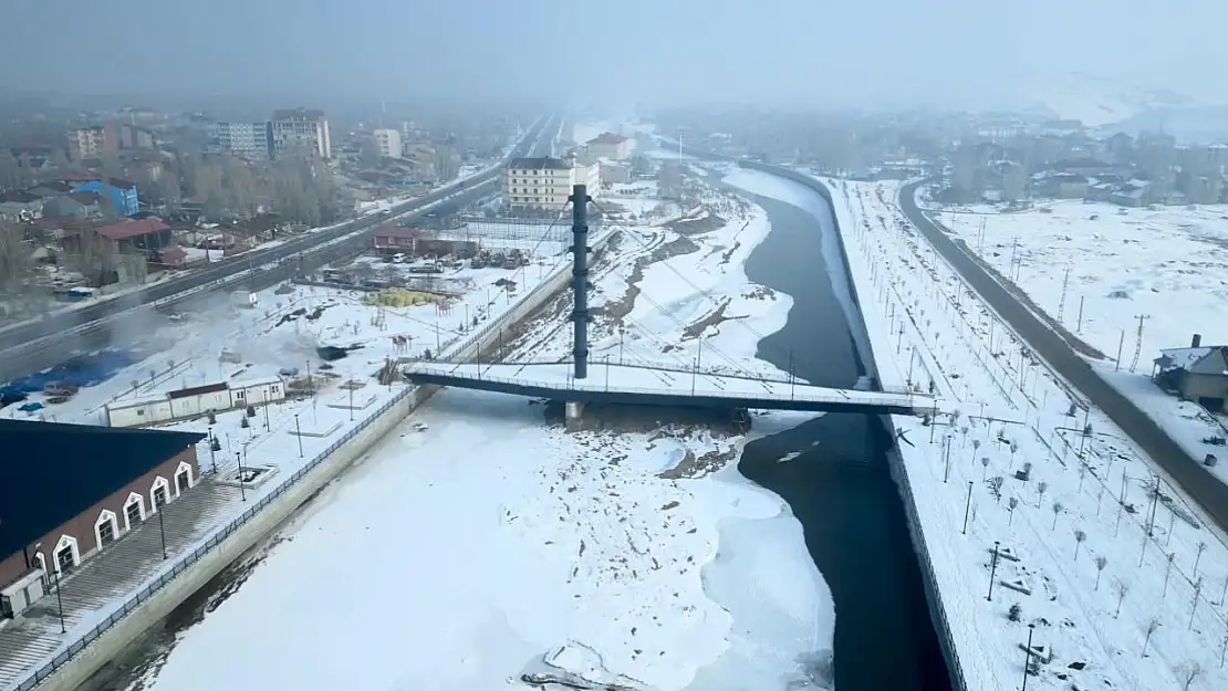 Dondurucu soğuklar Murat Nehri'ni buzla kapladı