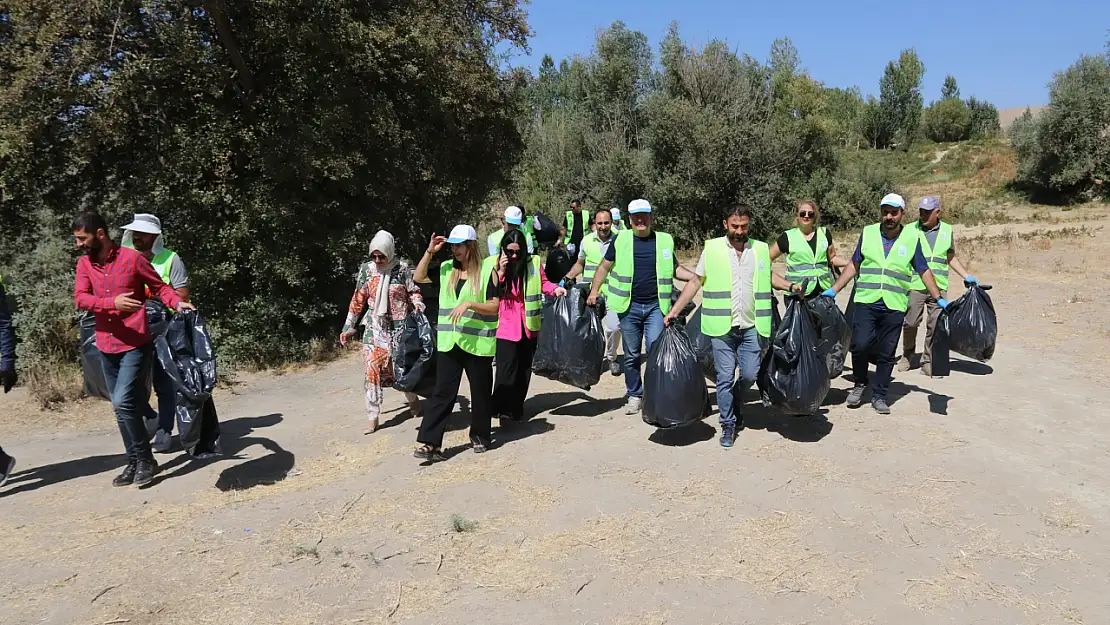 Dönemeç Engil Şelalesi El Birliğiyle Temizlendi: Doğaya Duyarlı Adım