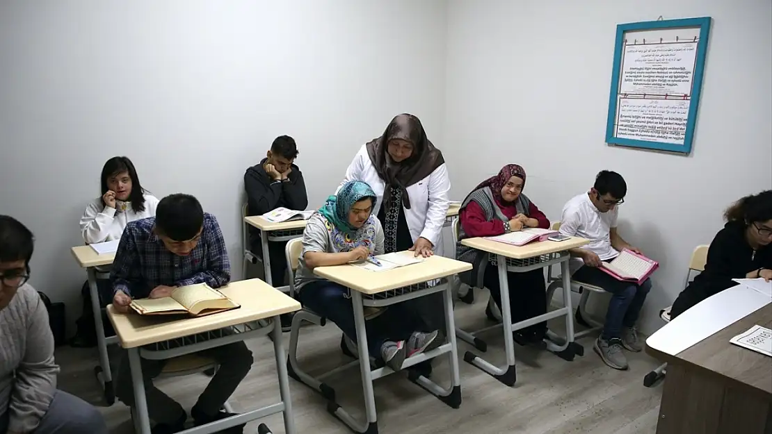 Down sendromlu iki kız, Erzurum'da Kur'an-ı Kerim hatmi indirdi, azimleriyle örnek oldular.