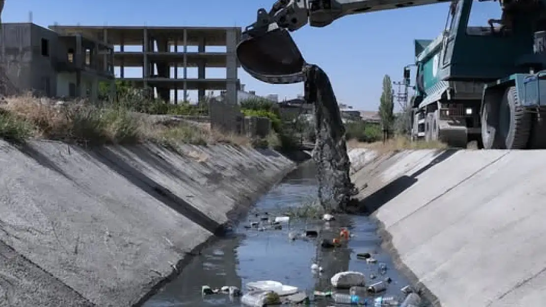 DSİ 17. Bölge Müdürlüğü Van'da Kanal Temizliği Çalışmalarını Sürdürüyor