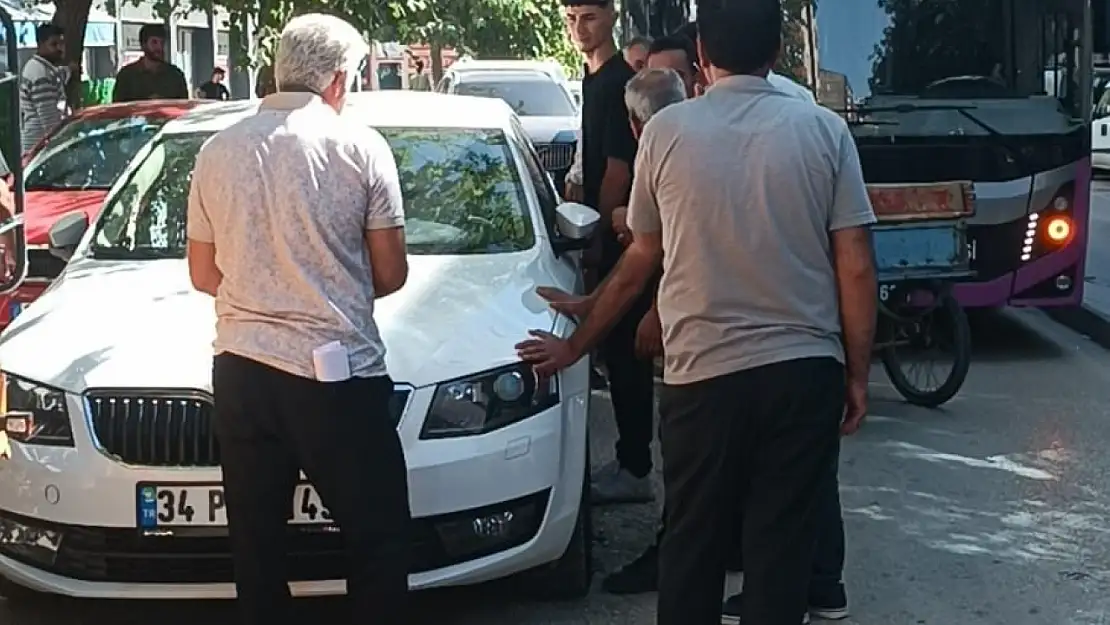 Duyarsız sürücü trafiği kilitledi, vatandaşlar otomobili kaldırarak çözüm buldu