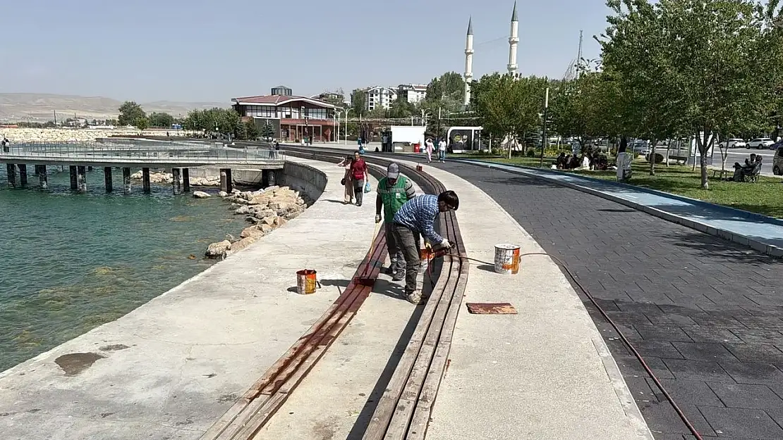 Edremit'in sahil bandı yaz sezonuna modern ve estetik bir yüzle hazırlanıyor