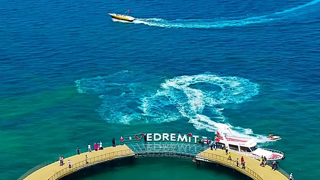 Edremit'te Bayram Yoğunluğu: Güneşin ve Van Gölü'nün Keyfini Çıkardılar