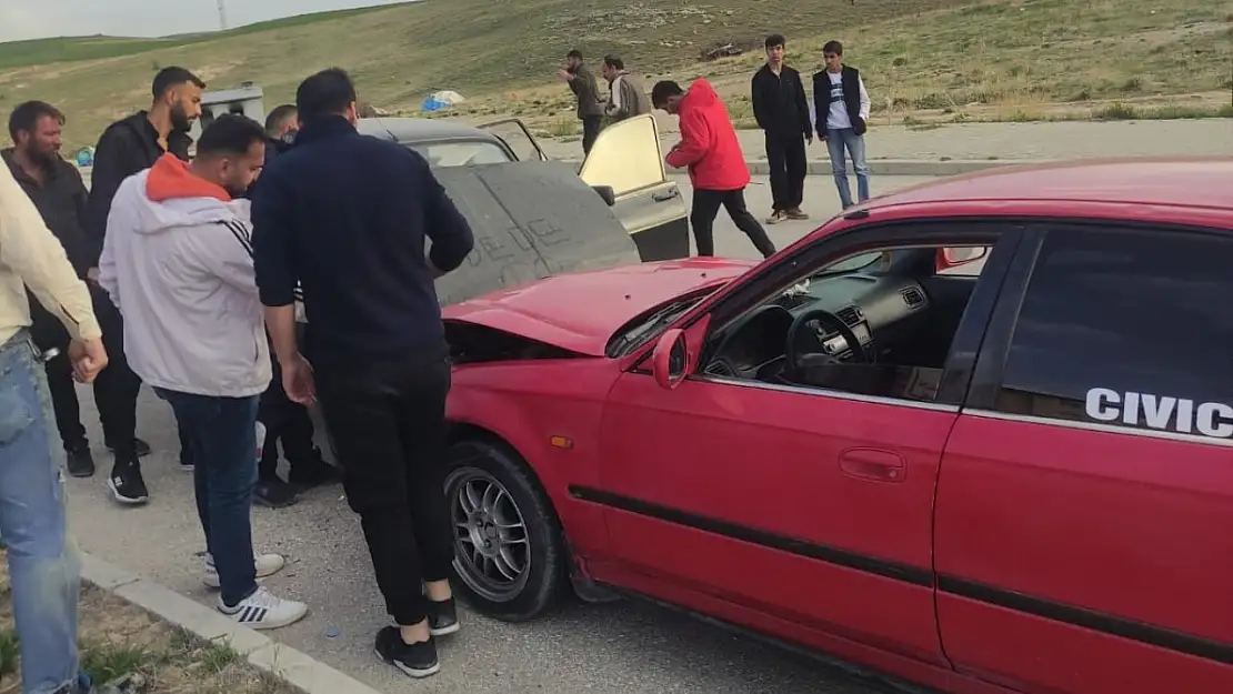 Edremit'te Kafa Kafaya Çarpışan Otomobillerde Bir Yaralı, Soruşturma Başlatıldı