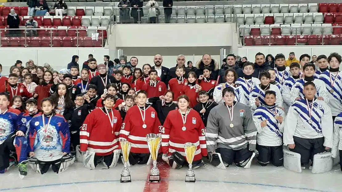 EİT 2025 Buz Hokeyinde şampiyon Erzurum