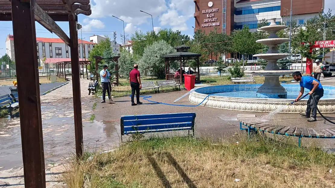 Eleşkirt 15 Temmuz parkında temizlik ve peyzaj çalışmaları sürüyor