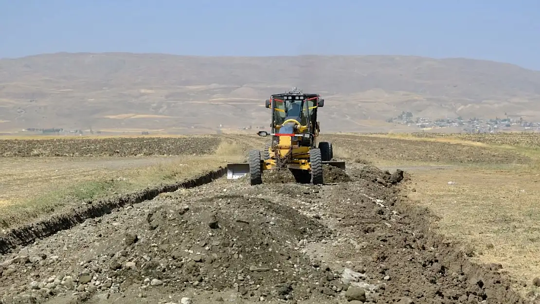 Eleşkirt köy yollarında bakım ve onarım çalışmaları sürüyor