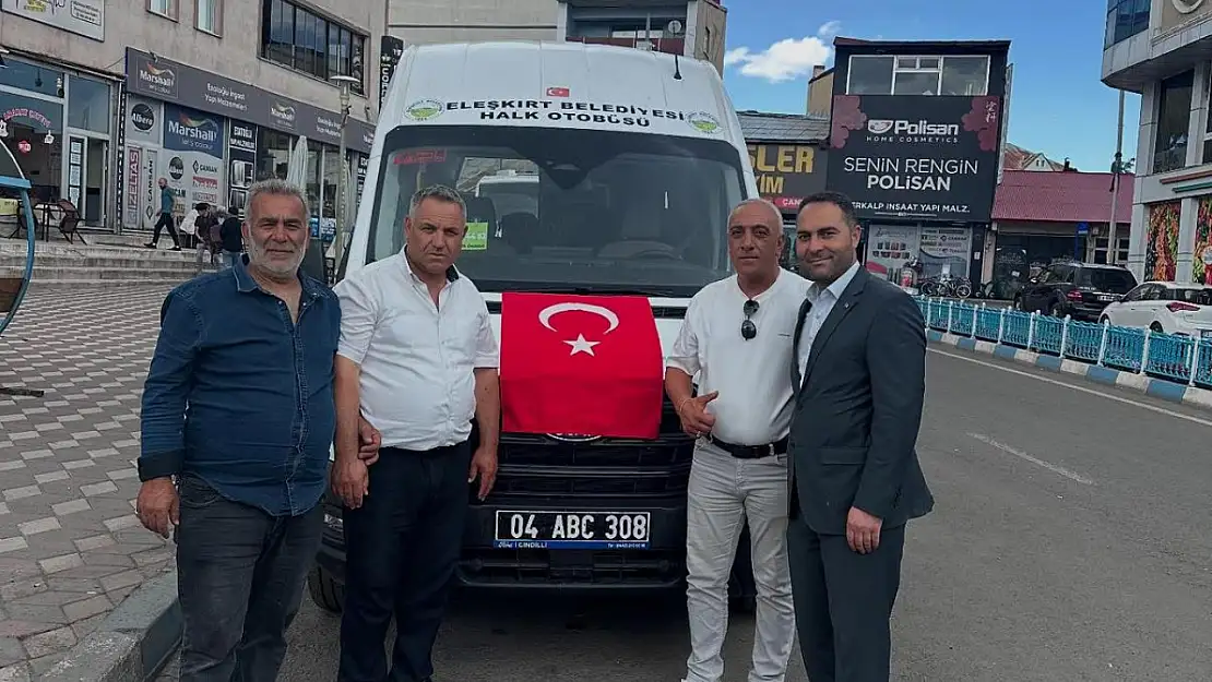 Eleşkirt sokakları ay yıldızla donatıldı