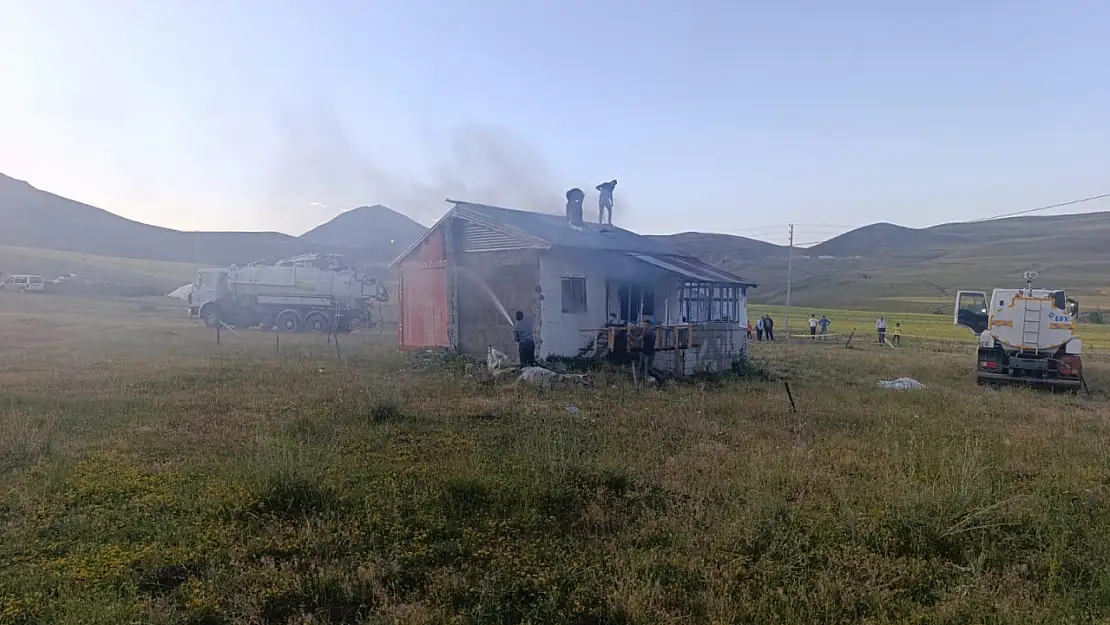 Eleşkirt'te elektrik kontağından çıkan yangın paniğe neden oldu