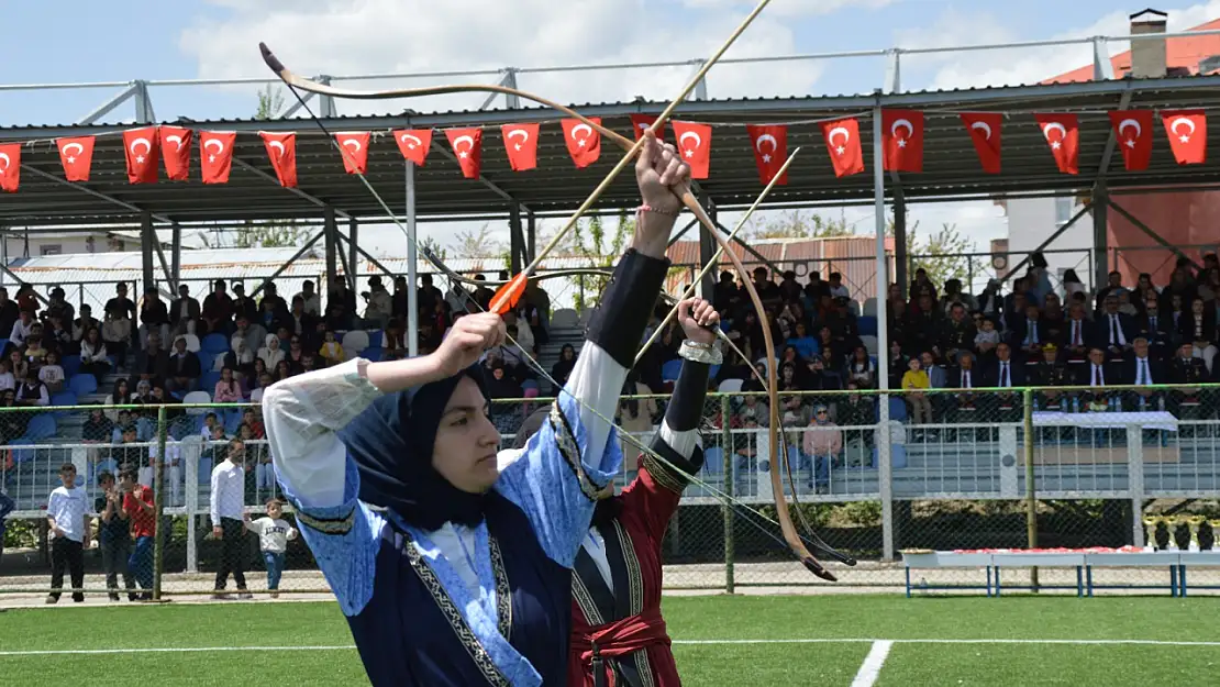 Eleşkirt'te genç sporcular okçuluk performanslarıyla dikkatleri üzerine çekti