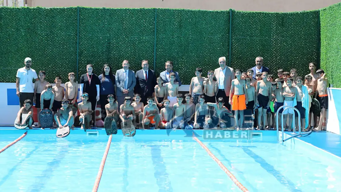 Eleşkirt'te gençler yaz tatilini sanat ve sporla değerlendiriyor