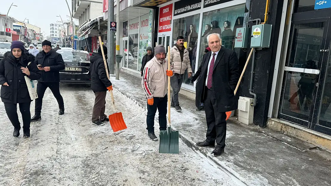 Eleşkirt'te kar yağışı sonrası yoğun mesai