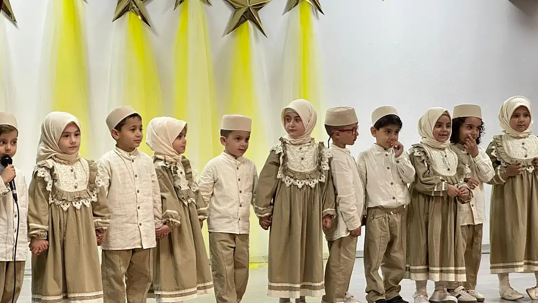 Eleşkirt'te minik öğrenciler Kur'an Kursu'ndan mezun olma sevinci yaşadı