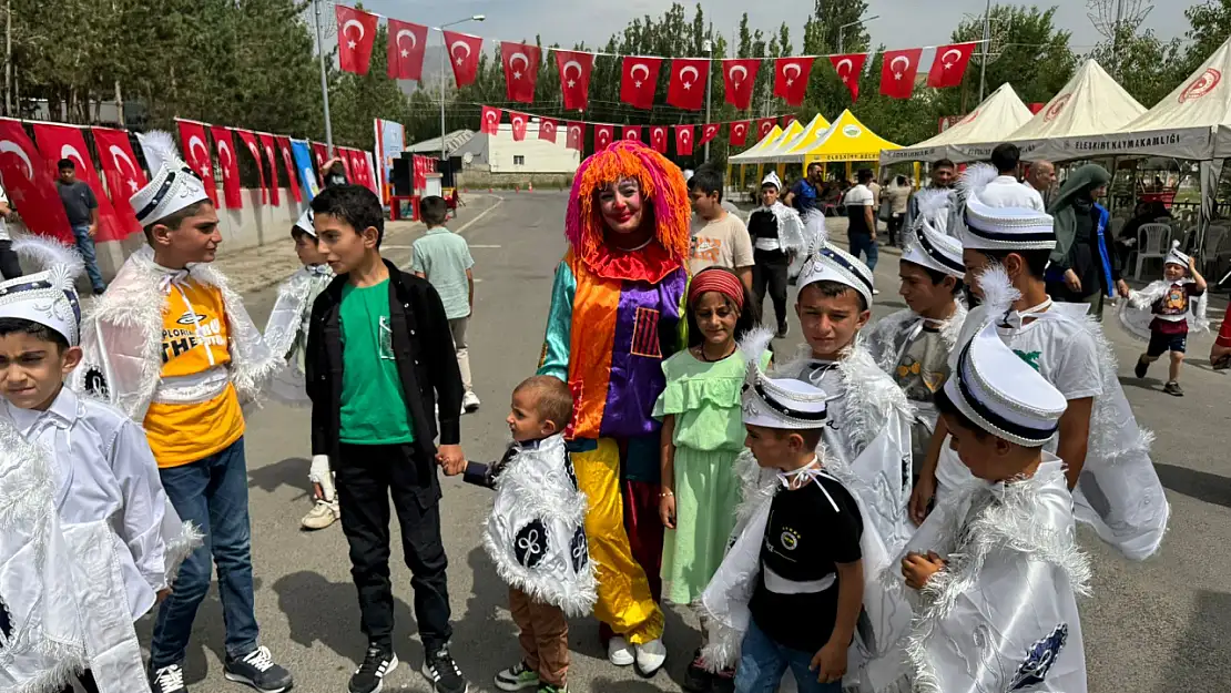 Eleşkirt'te miniklerin gününe palyaçolar neşe kattı