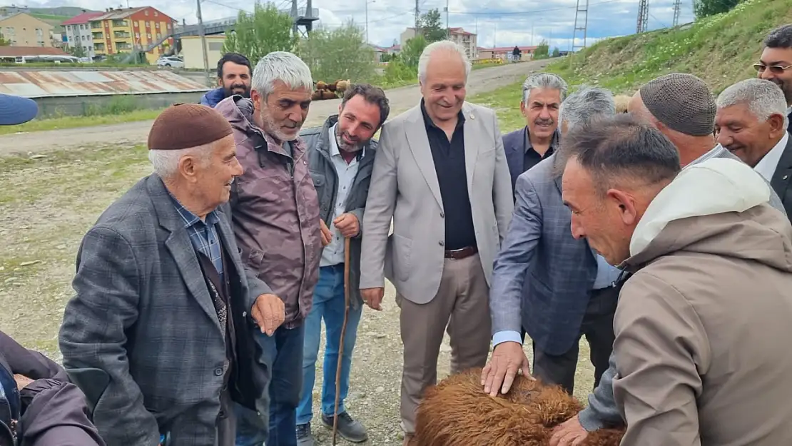 Eleşkirt'te üretici ile alıcı kurbanlık pazarında buluştu
