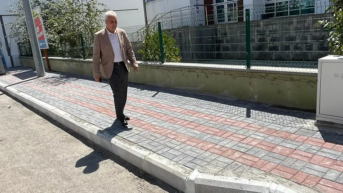 Eleşkirt'te yaz sıcağında hummalı çalışma: Kaldırımlar yenilenmeye devam ediyor