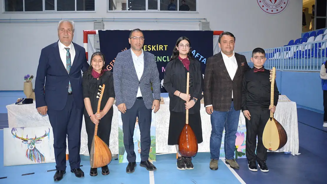 Eleşkirtli gençler sahnede ve sergide yeteneklerini sergiledi
