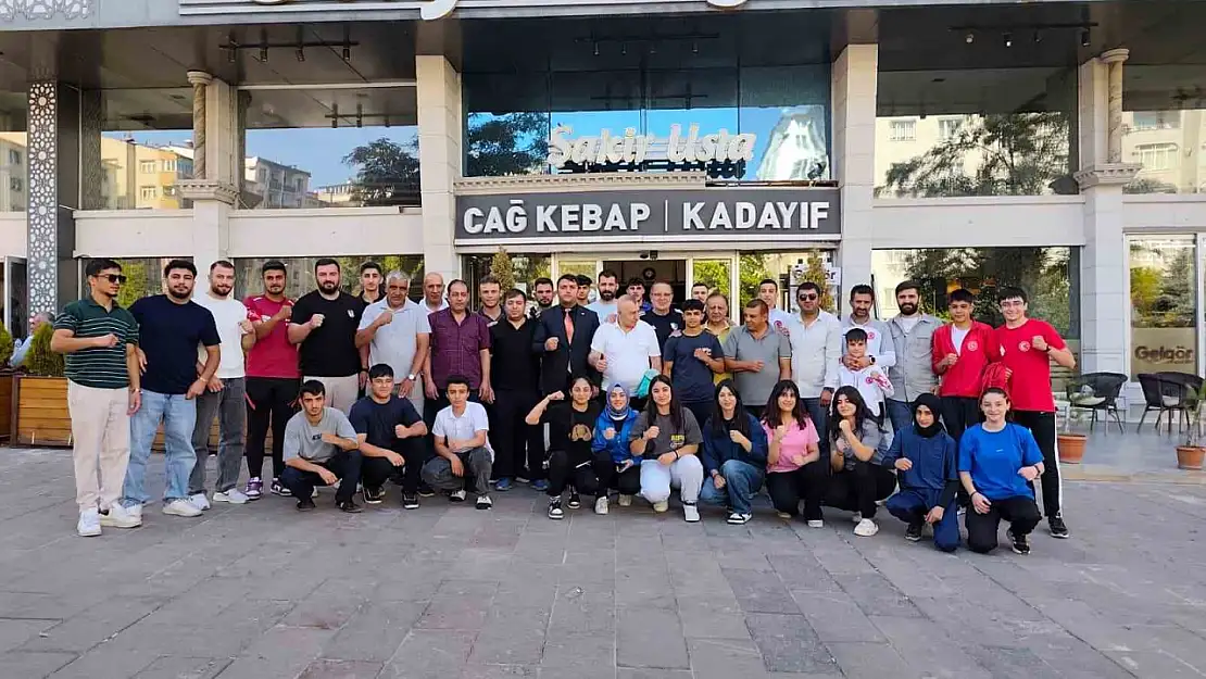 Elmalı, Erzurumlu Boksörlerle Bir Araya Gelerek Keyifli Bir Yemek Organize Etti