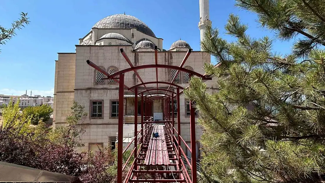 Engelliler ve yaşlılar için yapılan asma geçit, Edremit'teki cami erişimini kolaylaştırdı