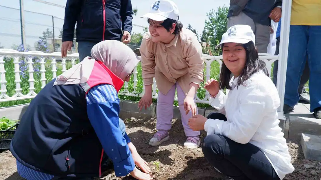 Engelsiz Hobi Bahçesi'nde engelliler, yaz boyunca yetiştirecekleri sebzelere merhaba dedi!