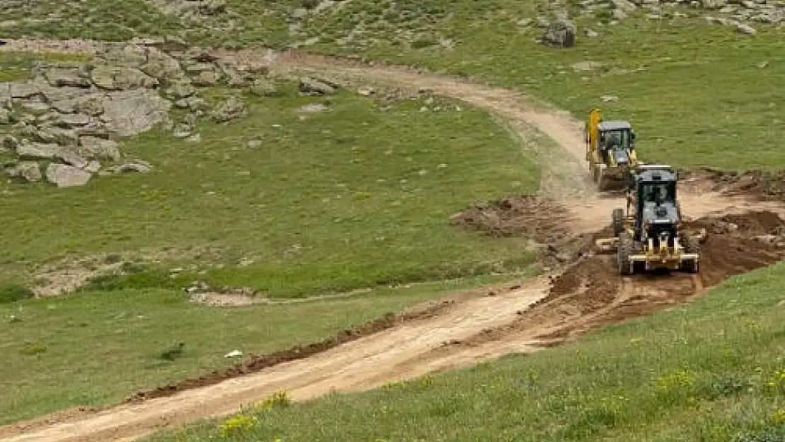 Erciş Belediyesi'nden Topraklı Mahallesi ve Berezgol Mezrası'nda Yol Açma ve Buz Temizleme Çalışmaları