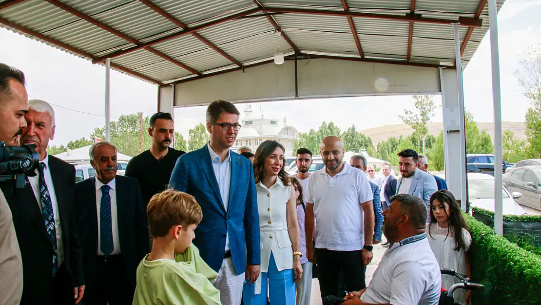 Erciş Kaymakamı Karaloğlu, düğün töreninde şahitlik yaptı