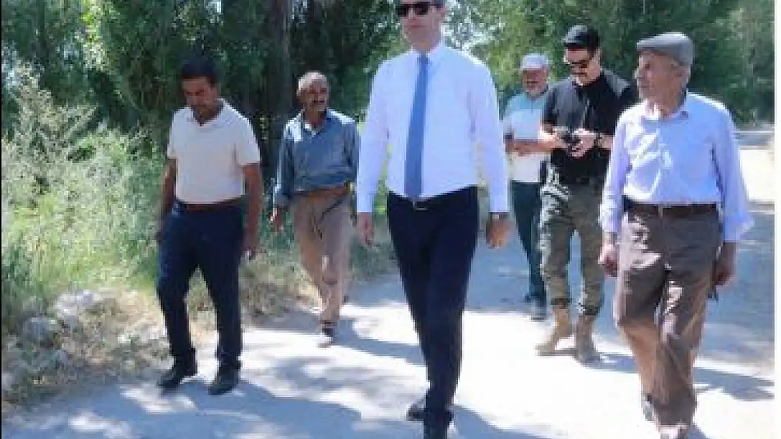 Erciş Kaymakamı Murat Karaloğlu Gölağzı Mahallesi'nde Çiftçilerle Buluştu