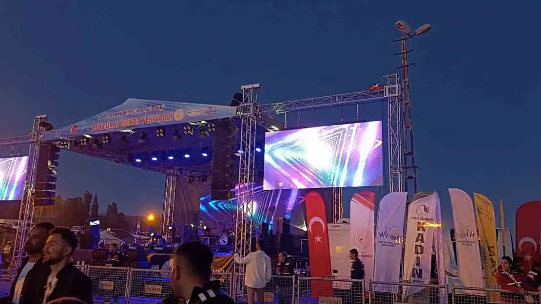 Erciş'te 12. İnci Kefali Göçü Festivali Coşkuyla Kutlandı, Manuş Baba Konseri Büyüledi