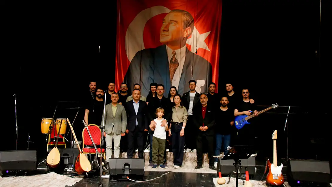 Erciş'te 19 Mayıs Coşkusu Gençlik Konseriyle Yaşandı